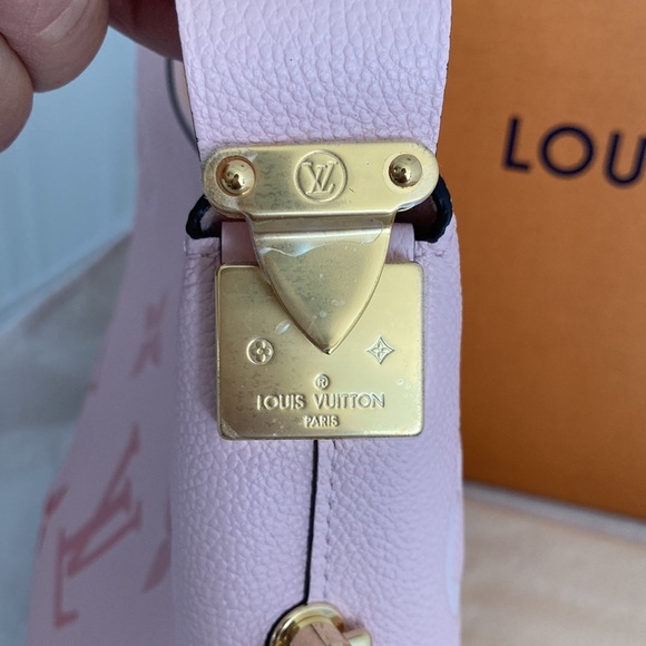 LOUIS Vuitton By The Pool Marshmallow Hobo - Picture 4 of 14